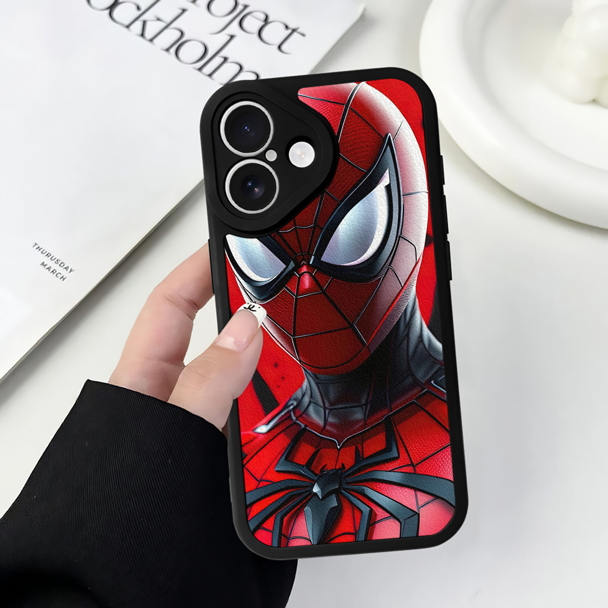 Spider Man スパイダーマン 【iPhone 16シリーズ対応】シリコンスマホケース（レザー調） 材質：シリコン